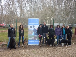 Alguns dels alumnes de la sisena edició del "Tinc un gos i ara què?": curs d'educació canina i coneixements veterinaris