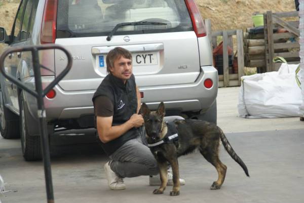 En David i la Mina a l'exhibició d'ahir. Mentre el Lladruc mòbil està patint una cirurgia reconstructiva, l'X-trial es va portar molt bé i va deixar encabir-hi tres transportins i tots els materials! 