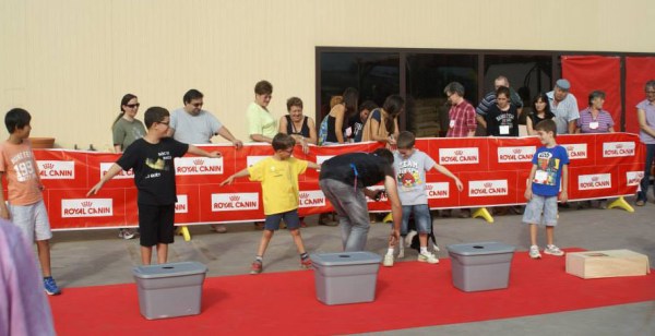 La Syra buscant la substància amagada en un mitjó!