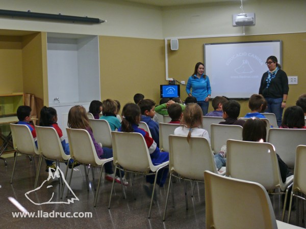 Els alumnes de l'escola Vila-romà al taller Lladruc