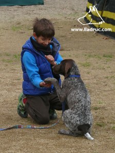 En Pere, l'alumne més jove del curs, ensenyant a la Bruna a donar la pota 
