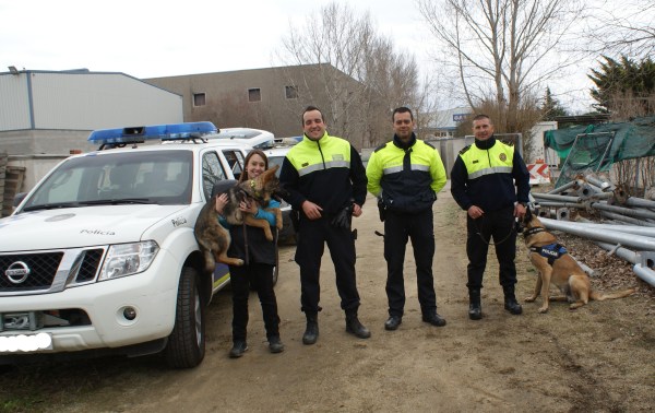 Els agents de la Policia Local de Lloret de Mar i de Salt amb una servidora intentant agafar la "toixoneta" de la Burka! :) 