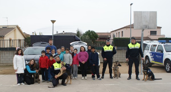 De dreta a esquerra: la Blanca, la Nala, en Jump i la Mina amb els seus guies i els seus nous amics!
