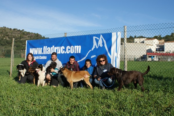 En Xoco, la Kira, en Kai, la Lua, la Nora, la Shila i els seus propietaris i amics esperant ansiosos el començament del workshop! 