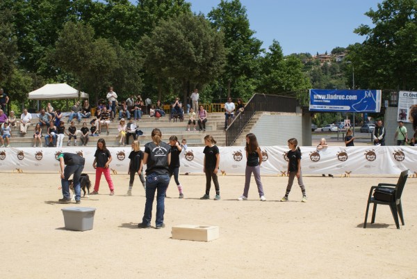 La Syra després de fer una recerca punt a punt... buscant una gasa impregnada de pseudo de marihuana amagada dins el mitjó d'un dels nens! 