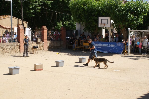 ... i sortint de la pista ben feliç amb la pilota a la boca! :)