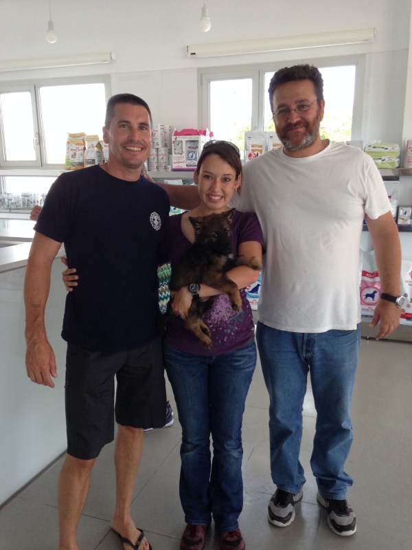 D'esquerra a dreta: en Paul Pujol, cap de la unitat canina de la policia de Palma, una servidora, Roser Feliu, i en Pedro Pujol. criador de Togaricha. 