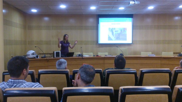 Una servidora "predicant" les virtuts d'una bona socialització del futur gos detector :)