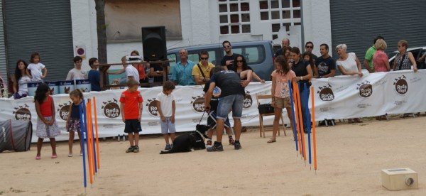 La Syra en plena marcació de la substància amagada en un mitjó dels nens 