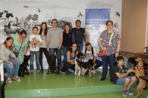 Foto final de la dissetena edició del curs d'educació canina i coneixements veterinaris