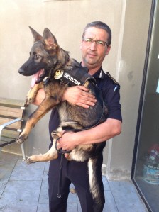 La Fura amb la placa de la policia local de Sant Feliu de Guíxols!