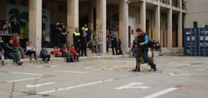 La Cendra caminant al mig de les cames en un moment de l'exhibició d'habilitats canines