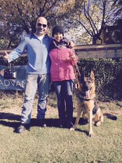 Una servidora amb en Juanma i en Charlie, gos de violència de gènere 