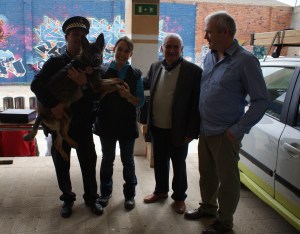 La Fura molt ben acompanyada en braços del sergent de la Policia de Sant Feliu de Guíxols amb el Sr. Alcalde, el Sr. Regidor de seguretat pública i una servidora!
