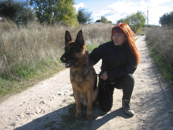 Gràcies a en Hulk, el seu gos ensinistrat, la Sandra, víctima de violència de gènere, pot tornar a somriure.