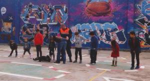 La Syra en plena marcació passiva de la substància amagada al mitjó d'un voluntari