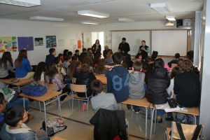 Els alumnes de l'Institut de Vilafant durant l'activitat amb gossos by Lladruc