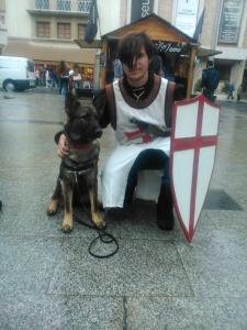 Feliç Sant Jordi de part de tot l'equip de Lladruc però, sobretot, de la Fura, a qui podeu veure amb el cavaller! :) 