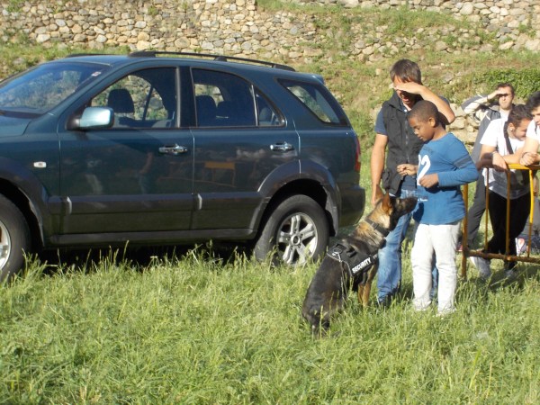 La Mina ben asseguda davant d'un nen del públic després d'haver fet cas de la cridada