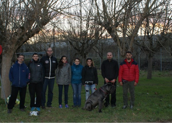 Foto d'alguns dels alumnes del curs de guia caní al CIS amb la mascota del curs, en Tro, un mastí napolità que pesa més que jo! :)