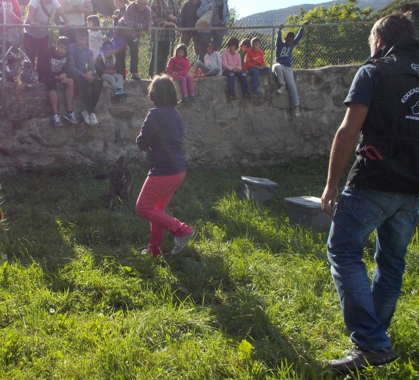 La Fura jugant amb el mossegador amb una nena del públic 