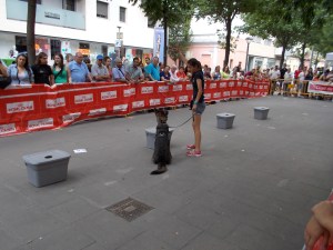 La Mònica, becària de Lladruc, aixecant el braç després que la Mina marqui la substància