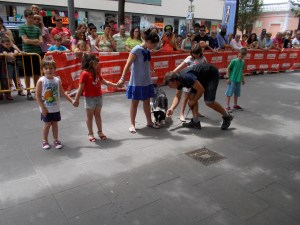 La Syra fent una recerca de la substància amagada en els peus dels nens del públic voluntaris