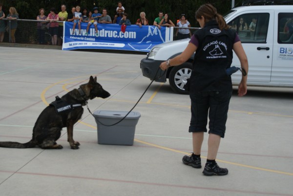 La Mina marcant passivament la substància amagada en un contenidor