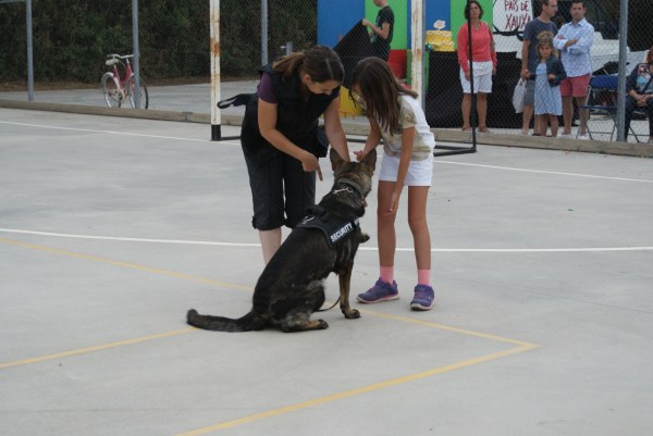 La Mina donant la pota a una nena del públic 