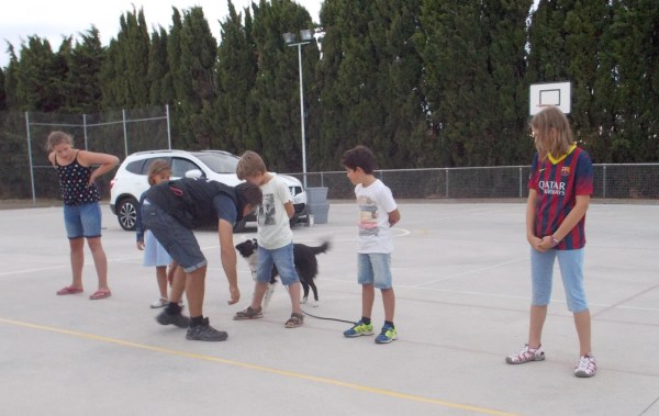 La Syra buscant la substància amagada a la roba d'un dels nens del públic 