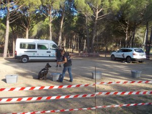 La Mina marcant la substància amagada en una de les caixes