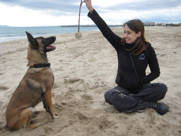 La Cendra, gossa detectora, i una servidora, Roser Feliu, jugant a la platja de La Rubina amb una pilota amb corda.
