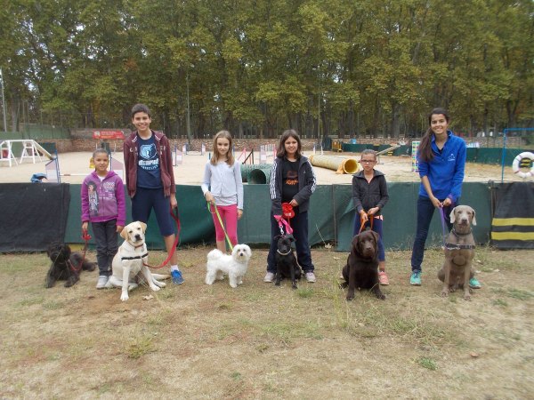 Alguns dels alumnes de dues i quatre potes més joves del curs d'educació canina i coneixements veterinaris de Lladruc!