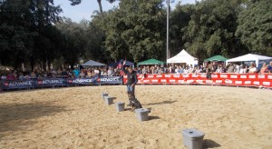 La Mina fent una marcació passiva de la substància amagada en una de les caixes