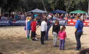 Syra fent una marcació passiva de la substància amagada en el mitjó d'un dels nens