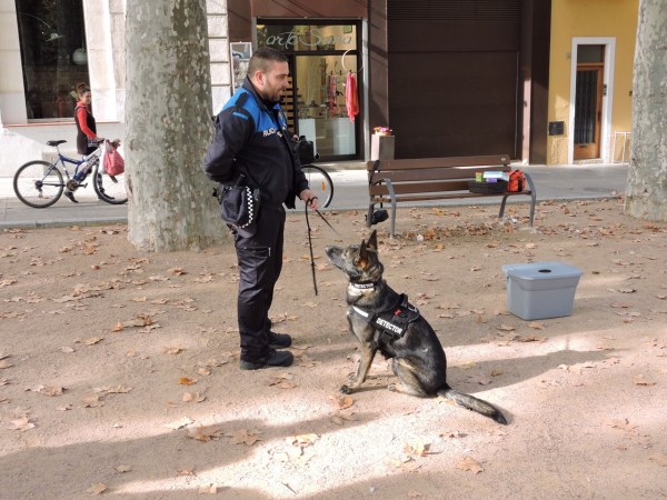 La Mina treballant amb un dels agents policials que van participar al curs