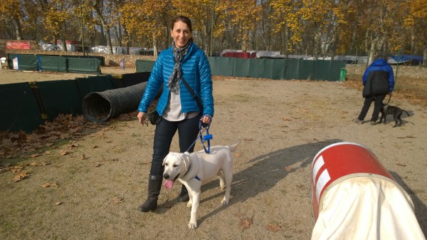 I, finalment, crec que la cara de felicitat de la Neus quan descobreix que en Nano pot caminar educadament al seu costat ho diu tot! :) :) 